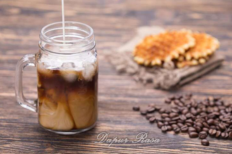 Es Kopi Susu Gula Aren ala Kafe di Rumah Minuman & Kopi Bahan lokal vs premium: mana yang lebih enak?